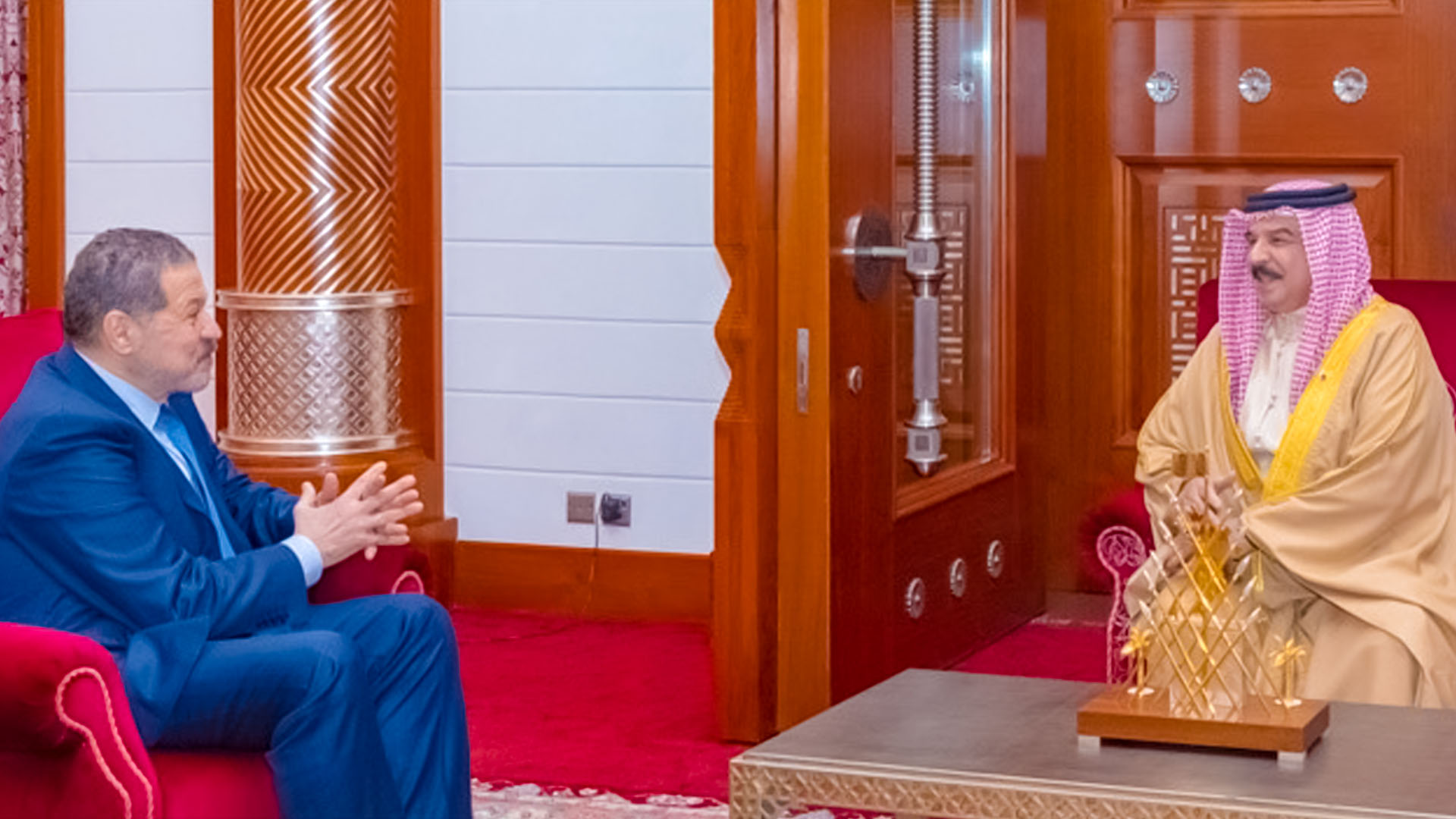 King Hamad receives a Palestinian senior official